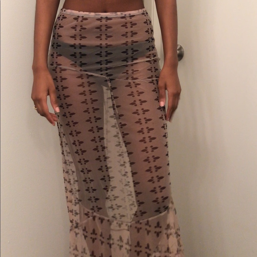 High waisted mesh maxi skirt w/ black design